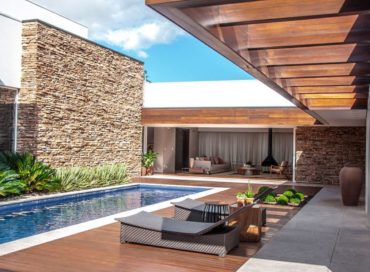 Views of ADD: casa em Rio Negro exibe contemporaneidade ao unir madeira e concreto